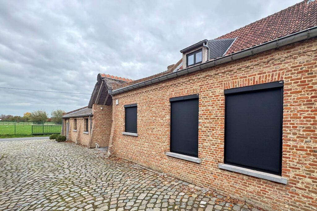 Screens geplaatst in woning